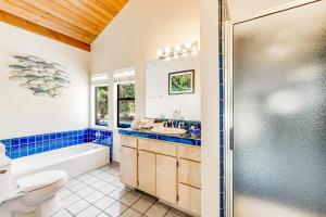 une salle de bain avec un lavabo et une douche dans l'établissement Urban Escape, à Sea Ranch 19 autres photos