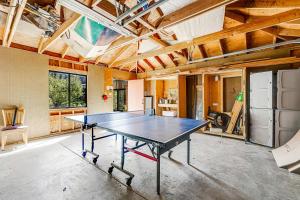 une table de ping-pong au milieu d'une pièce dans l'établissement Urban Escape, à Sea Ranch