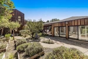 - une vue sur l'extérieur d'une maison avec des fenêtres et des arbres dans l'établissement Urban Escape, à Sea Ranch