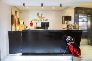 a large black counter in a room with a refrigerator at Hôtel du Golf Mohammedia in Mohammedia