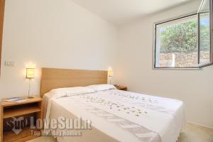 A bed or beds in a room at Casa con accesso diretto al mare by LoveSud