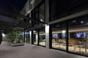 A television and/or entertainment centre at VERSOVERDE HOTEL Alzaia Naviglio Grande