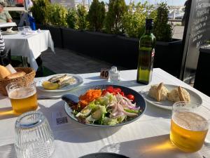 een tafel met een kom salade en een fles bier bij Villa South in Ciudad Quesada