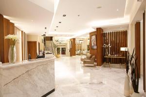 Hotel Corsica & Spa Serena في كالفي: لوبي فندق فيه مكتب استقبال
