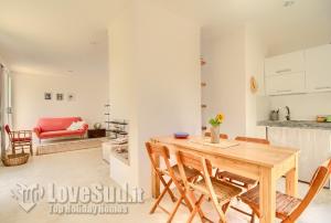 A kitchen or kitchenette at Casa con accesso diretto al mare by LoveSud