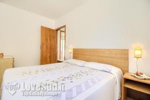 A bed or beds in a room at Casa con accesso diretto al mare by LoveSud
