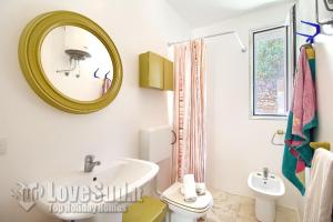 A bathroom at Casa con accesso diretto al mare by LoveSud