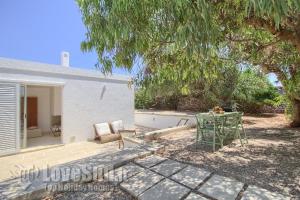 A garden outside Casa con accesso diretto al mare by LoveSud