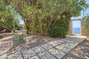 A garden outside Casa con accesso diretto al mare by LoveSud