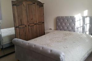 מיטה או מיטות בחדר ב-Primary bedroom with king size bed in 3 rooms apartment