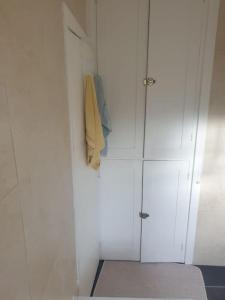 חדר רחצה ב-Primary bedroom with king size bed in 3 rooms apartment