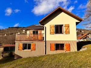dom z balkonem na wzgórzu w obiekcie Gîte Le Pingu - spacieux, calme, plein sud - cabine sauna - 8 personnes w mieście La Bresse