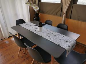 une table avec des chaises et un chiffon de table. dans l'établissement Idwala Le Ingwe Lodge, à Hekpoort 135 autres photos