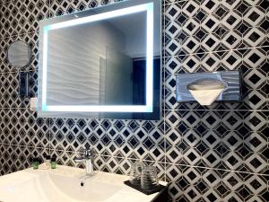 Ένα μπάνιο στο Logis Hotel Diana