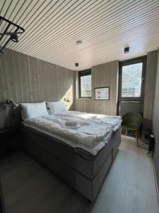 a bedroom with a large bed in a room at Rorbuleilighet Lysøysundet 1G in Henningsvær