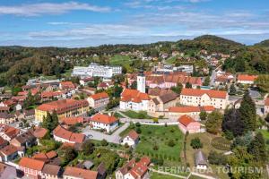una vista aérea de una pequeña ciudad con edificios en Sobe Bernarda en Varaždinske Toplice