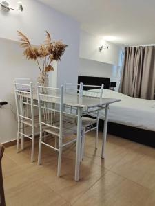 - une table à manger et des chaises dans une chambre avec un lit dans l'établissement Beautiful cozy apartment, à Athènes