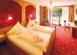 Postel nebo postele na pokoji v ubytování Hotel Astoria - Alexandra Krämer eK + 29 fotografií