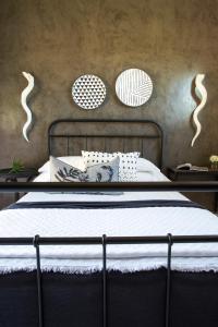 um quarto com uma cama de metal em Mount High Luxury Stables em Lydenburg