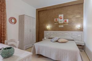 a bedroom with a white bed and a table at Terra Del Sole in Macari