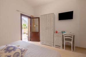 Terra Del Sole في ماكاري: غرفة نوم بسرير ومكتب وتلفزيون