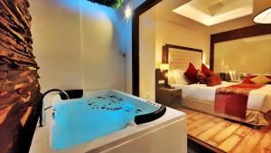 Hotel Royale Retreat - Luxury Hotel In Shimla في شيملا: حمام مع حوض في غرفة مع سرير