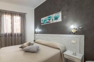 a bedroom with a white bed and a window at Terra Del Sole in Macari