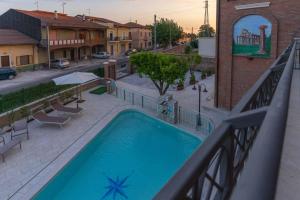 - Balcón con vistas a la piscina en Villa Vimani, en Paestum