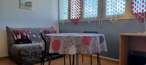 波爾多的住宿－LOCBORDEAUX-FR - Appt proche CHU Bordeaux - WIFI，桌子上摆放着椅子和桌布