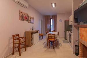 a kitchen and living room with a table and chairs at Villa Vimani in Paestum