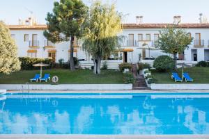 Bazén v ubytování Hotel Tugasa El Almendral nebo v jeho okolí