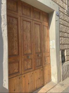 a large wooden door in the side of a building at Teodorico Room & Apartment in Verona