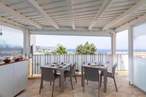 Terra Del Sole في ماكاري: مطبخ وغرفة طعام مع طاولة وكراسي