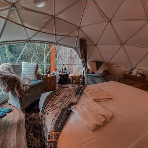 um quarto com uma cama numa tenda em Nelamit เนรมิต em Chiang Mai