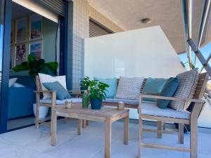 een patio met een bank en een tafel en stoelen bij Infinity View SNB in Arenales del Sol