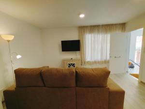 TV a/nebo společenská místnost v ubytování Nerja Sun Apartment Bronce A Centro