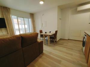 TV a/nebo společenská místnost v ubytování Nerja Sun Apartment Bronce A Centro