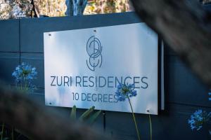 un panneau indiquant à des degrés les signes de rafraîchissement de zur dans l'établissement Zuri Residences at Ten Degrees, à Johannesbourg