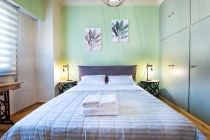 A bed or beds in a room at Vintage House near Downtown