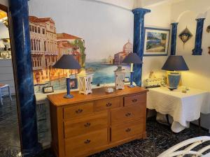 um quarto com uma cómoda com duas lâmpadas em La Florentine em Bandol