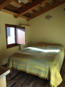 1 dormitorio con 1 cama grande y ventana en Tiny House, en Monsampietro Morico