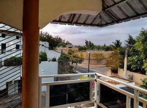 balcone esterno con vista su una strada di Lovely 2-bedroom condo close to the beach… a Trou aux Biches
