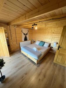 1 dormitorio con 1 cama en una habitación de madera en Vuelos de Montaña l, en Montánchez