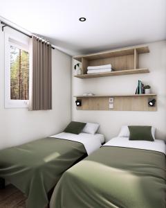 Habitación con 2 camas y ventana en Camping le Rhône, en Tournon-sur-Rhône