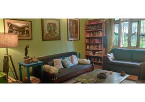 uma sala de estar com um sofá e uma mesa em Dazzle Homestay em Gangtok