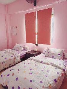 Ένα ή περισσότερα κρεβάτια σε δωμάτιο στο Lychee Room w balcony Near AirportTrain BTS Sukhumvit 2min walk 7-11