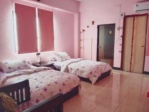 two beds in a room with pink walls at Free 1 set breakfast if book 48h before check in time2 No dog pls No breakfast on Sunday 10min taxi Airport train 2min walk 7-11 in Bangkok