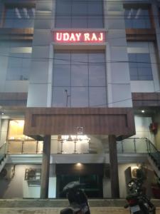 un bâtiment avec un panneau indiquant uday rasha dans l'établissement Hotel Uday Raj By WB Inn, à Agra