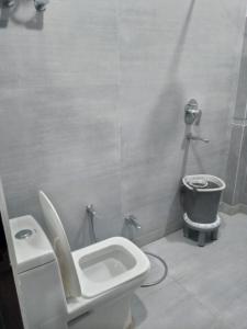 łazienka z toaletą i umywalką w obiekcie Hotel Uday Raj By WB Inn w mieście Agra