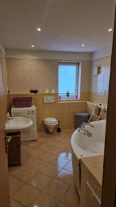 La salle de bains est pourvue d'un lavabo, d'une baignoire et de toilettes. dans l'établissement Simple 3-room apartment, à Kukuljanovo